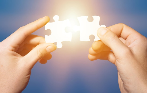 Business-Teamwork-Konzept. Menschliche Hand mit Puzzleteilen