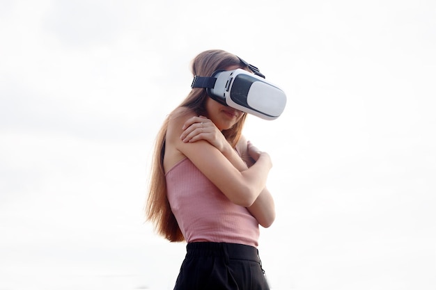 Business-, Technologie-, VR-, People- und Lifestyle-Konzept - überraschtes junges schönes Mädchen mit neuer VR-Technologie VR-Ausrüstung auf dem Markt erstaunliche Sehenswürdigkeiten auf Oculus-Headset 3D-Videobrille VR-Headset 360-Video