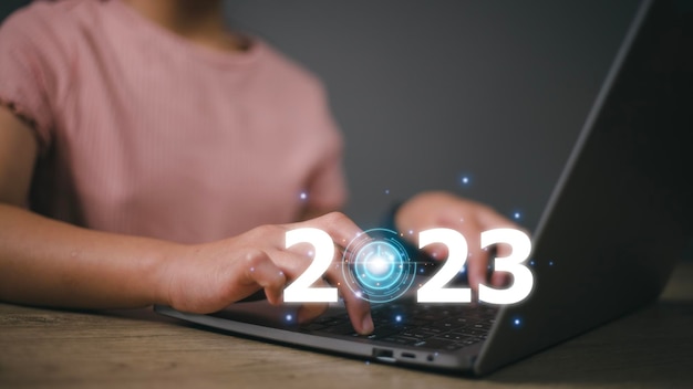 Business Touching Icon Power auf dem virtuellen Screenideas 2023 Erfolg und Ziel- und Plankonzept