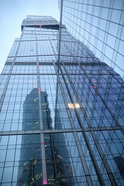 Businesscenter in einer Großstadt mit hohen Wolkenkratzern am Abend