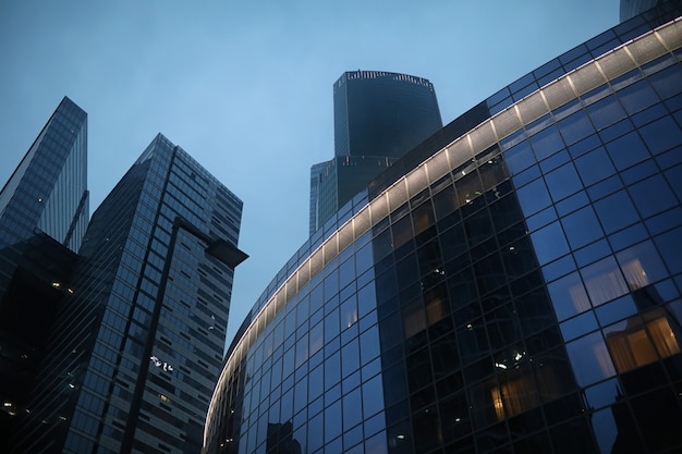 Businesscenter in einer Großstadt mit hohen Wolkenkratzern am Abend