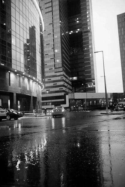 Businesscenter in einer Großstadt mit hohen Wolkenkratzern am Abend