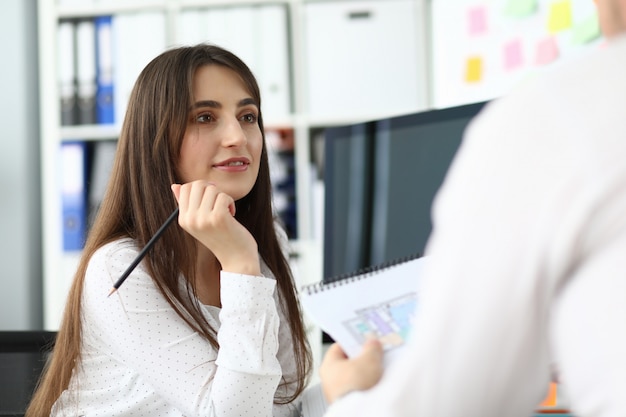 Businesslady corrigindo nuances emergentes