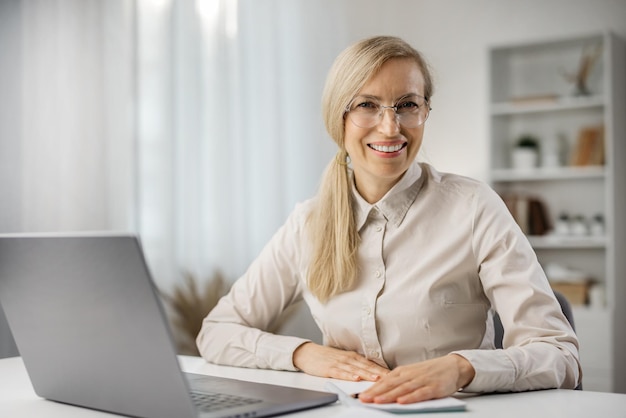 Businesslady sonriendo a la cámara