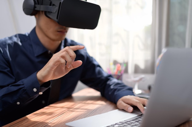 Businessman está usando gafas VR para trabajar. Mundo virtual.