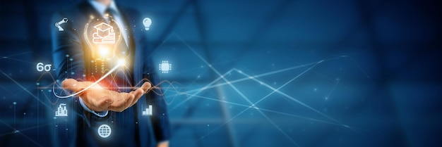 Businessman sostiene una bombilla e implementa Lean Six Sigma, un control de calidad inteligente de la industria
