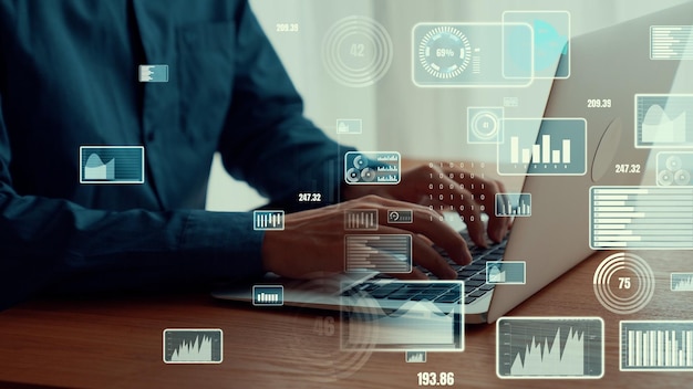 Businessman usa una computadora portátil capaz para analizar análisis de datos comerciales