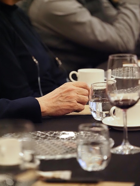 Businessman39s Hand auf dem Tisch während eines Mittagessens