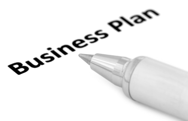Businessplan in Papierform mit silbernem Kugelschreiber