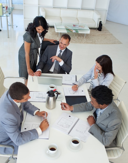 Businessteam hablando de un proyecto en una reunión