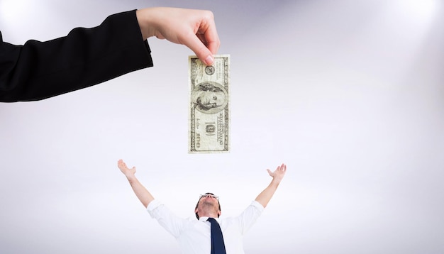 Businesswomans mano sosteniendo billete de cien dólares contra el fondo gris