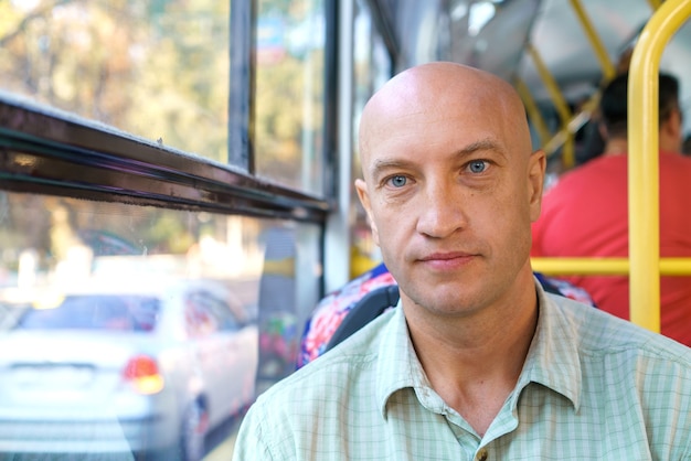 Businnenraum mit Passagieren in einem modernen öffentlichen Nahverkehr in einem Stadtbus ist bequem für Kinder...