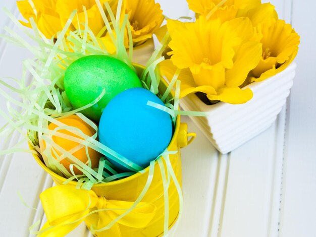 Busket de Pascua con huevos multicolores.