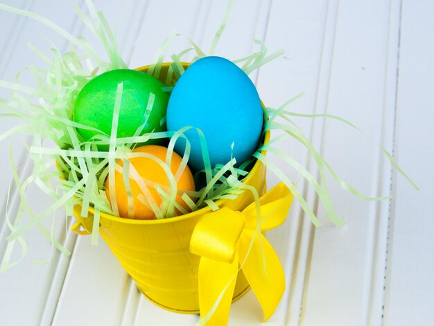 Busket de Pascua con huevos multicolores.