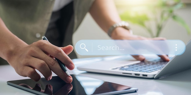 Búsqueda de datos e interacción digital con un enfoque en el uso de dispositivos móviles y de escritorio para la investigación en línea y la optimización de SEO