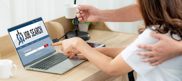 Búsqueda de empleo en línea en un sitio web de moda para que el trabajador busque oportunidades de trabajo en la red de contratación de Internet