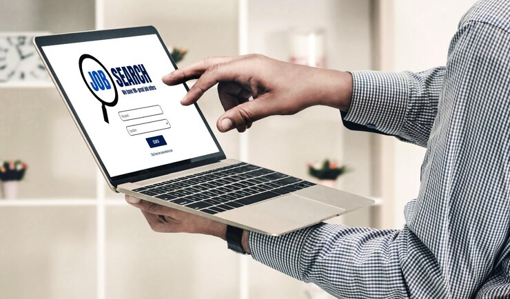 Foto búsqueda de empleo en línea en un sitio web de moda para que los trabajadores busquen oportunidades laborales