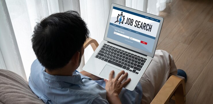 Foto búsqueda de empleo en línea en un sitio web de moda para que los trabajadores busquen oportunidades laborales
