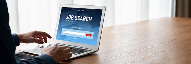 Búsqueda de empleo en línea en un sitio web de moda para que los trabajadores busquen oportunidades laborales