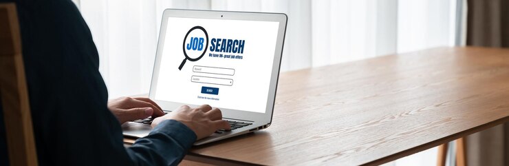 Foto búsqueda de empleo en línea en un sitio web de moda para que los trabajadores busquen oportunidades laborales