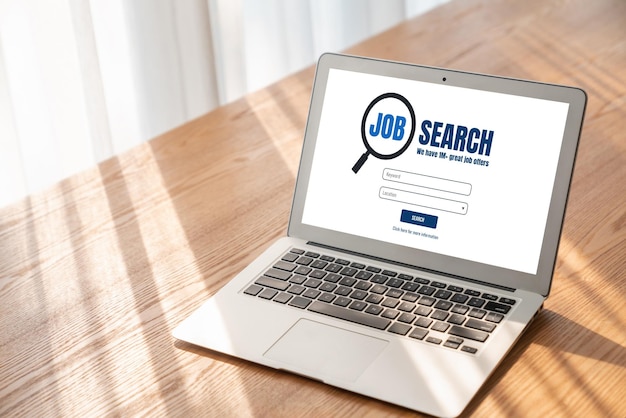 Búsqueda de empleo en línea en un sitio web de moda para que los trabajadores busquen oportunidades laborales