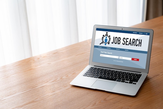 Búsqueda de empleo en línea en un sitio web de moda para que los trabajadores busquen oportunidades laborales