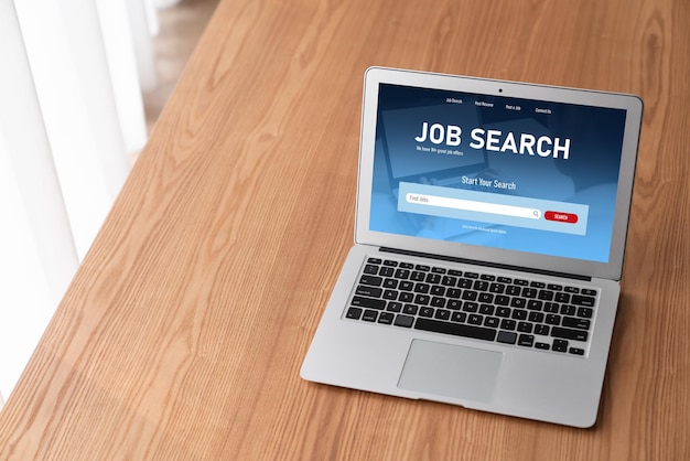 Búsqueda de empleo en línea en un sitio web de moda para que los trabajadores busquen oportunidades laborales