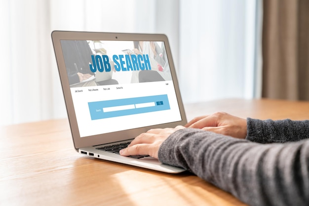 Búsqueda de empleo en línea en un sitio web de moda para que los trabajadores busquen oportunidades laborales