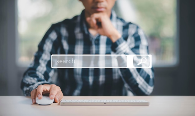 Búsqueda Exploración de información de datos de Internet con la barra de búsqueda en blanco. las manos del hombre están usando un teclado de computadora para buscar información. Uso de Search Console con su sitio web.
