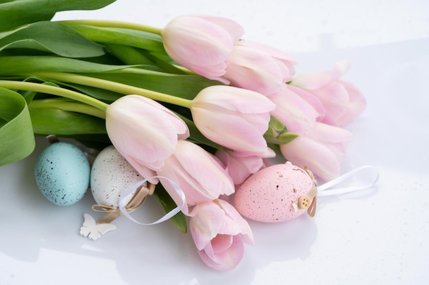 Búsqueda de huevos con conejito blanco de Pascua