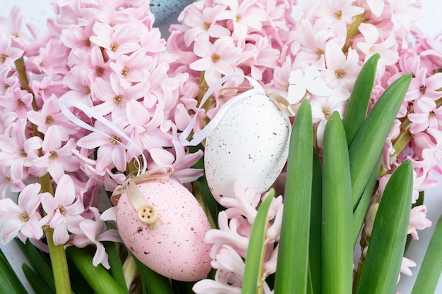 Búsqueda de huevos con conejito blanco de Pascua