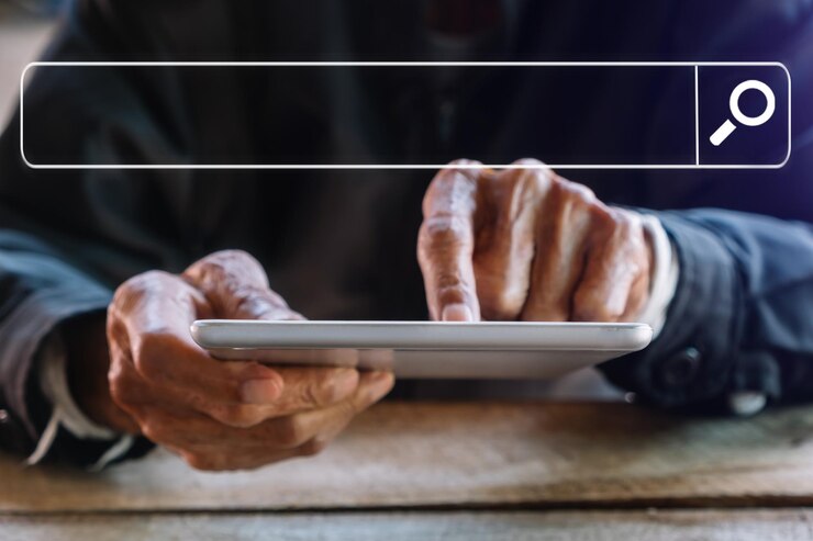 Foto búsqueda navegación de datos de internet concepto de redes de información de dos hombres de negocios usando smart phonemobile y tablet en la oficina xa