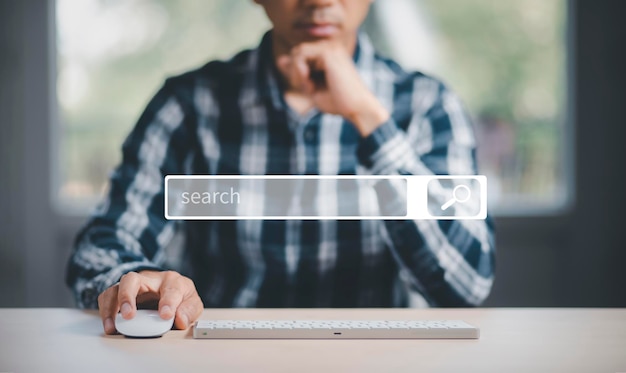 Foto búsqueda navegación de información de datos de internet con barra de búsqueda en blanco. las manos del hombre están usando un teclado de computadora para buscar información. uso de search console con su sitio web.