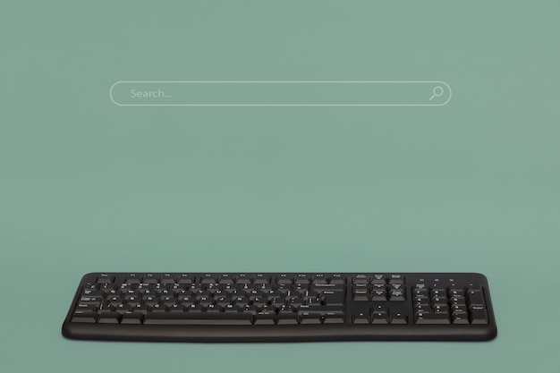 Búsqueda de navegación por internet y teclado de computadora negro sobre fondo verde
