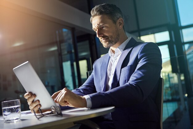 Foto búsqueda de tabletas de negocios y trabajador financiero del director ejecutivo de contabilidad que trabaja con análisis de finanzas web empleado senior de inversiones de office y jefe que planifica la estrategia digital para la empresa de bolsa fintech