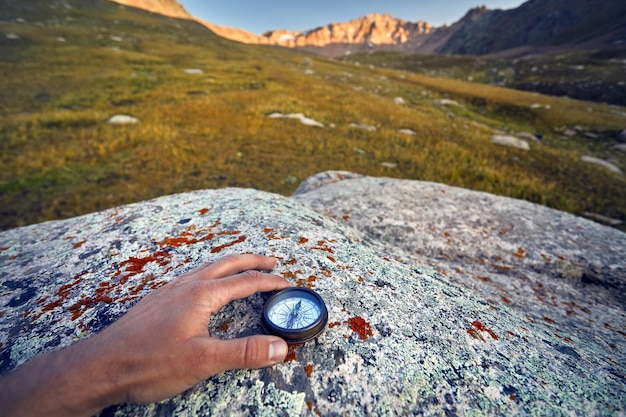 Foto bússola nas montanhas