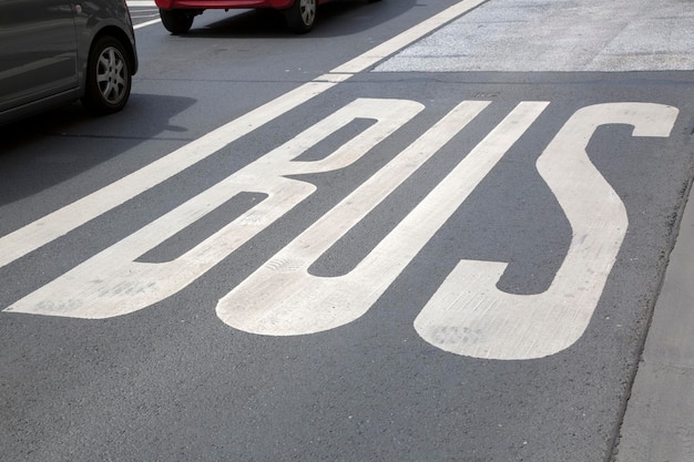 Busspur und Autos, Frankfurt, Deutschland