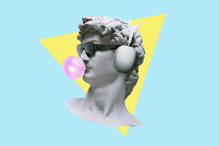 Foto busto de estátua hipster com óculos de sol de moda com fones de ouvido ouve música e sopra um chiclete sobre um fundo azul com um triângulo amarelo ideia criativa e conceito de arte moderna marketing