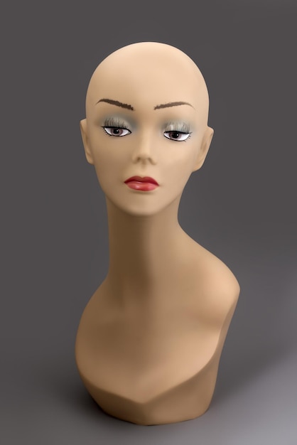 Busto de um manequim de silicone de uma mulher careca com maquiagem Conceito para venda em loja