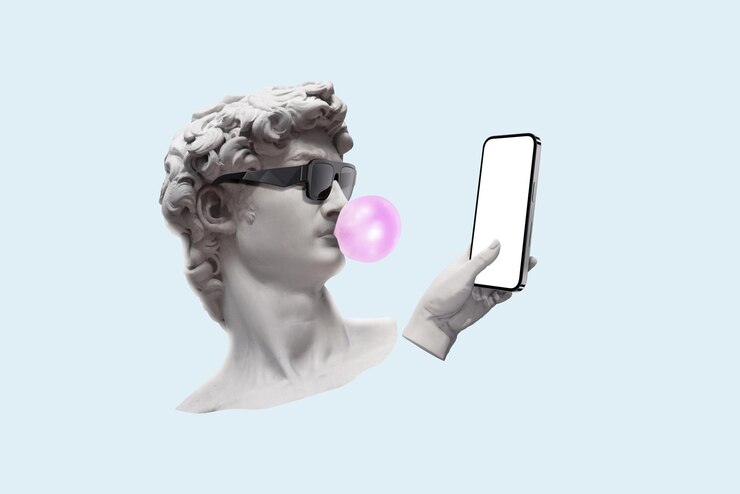 Foto busto de estatua hipster con gafas de sol de moda sostiene un teléfono inteligente y sopla un chicle sobre un fondo azul idea creativa y arte moderno concepto de marketing concepto de aplicación móvil