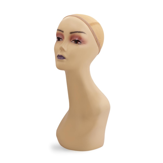 Busto de un maniquí de silicona de una mujer con maquillaje aislado sobre un fondo blanco.