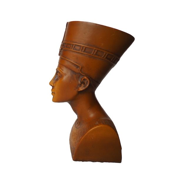 Busto ou estátua da antiga rainha egípcia Nefertiti feita de pedra marrom sobre fundo branco Isole o símbolo da eterna beleza feminina
