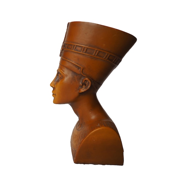 Busto ou estátua da antiga rainha egípcia nefertiti feita de pedra marrom sobre fundo branco isole o símbolo da eterna beleza feminina