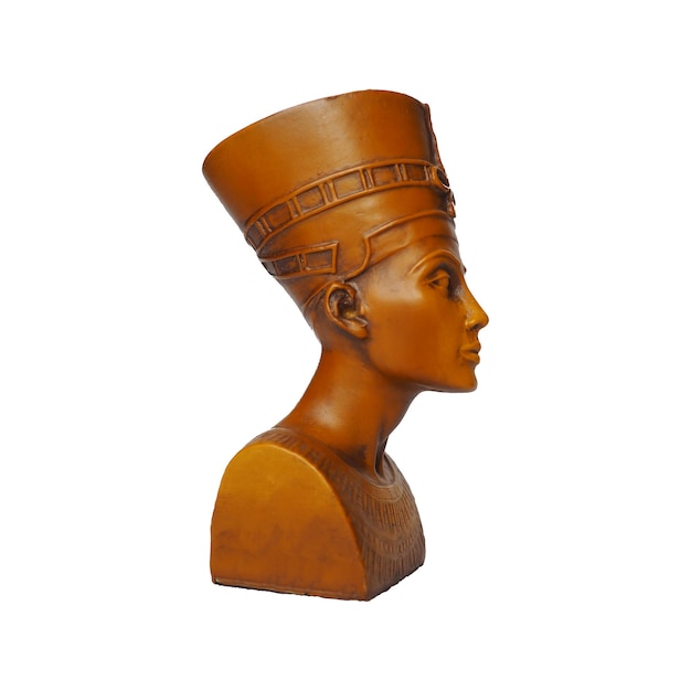 Busto ou estátua da antiga rainha egípcia Nefertiti feita de pedra marrom sobre fundo branco O símbolo da eterna beleza feminina Isolar
