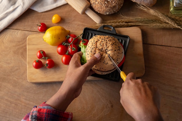 Butler Chef schneiden Hamburger hausgemacht.