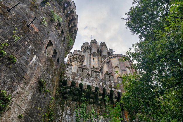 Butron Castle aus dem Mittelalter, auf einem Hügel auf einigen Felsen erbaut und von einem jahrhundertealten Wald umgeben