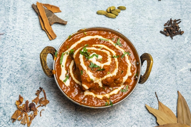 Butter Chicken Karahi oder Chicken Makhni mit Zwiebeln und Chili serviert in einem Gericht isoliert auf grauem Hintergrund Draufsicht auf bangladeschisches Essen