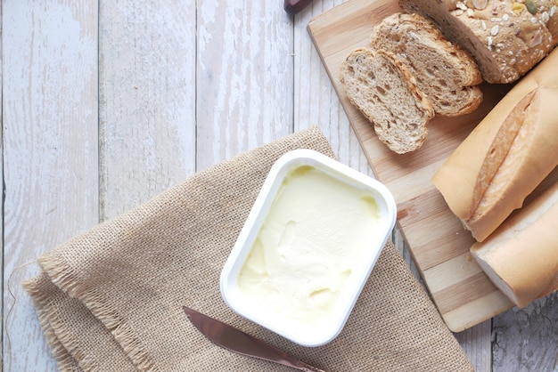 Butter im Behälter und ganze Mahlzeit auf dem Tisch gezüchtet