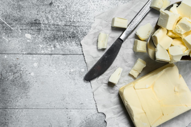 Butter in einer Schüssel mit einem Messer zerdrücken