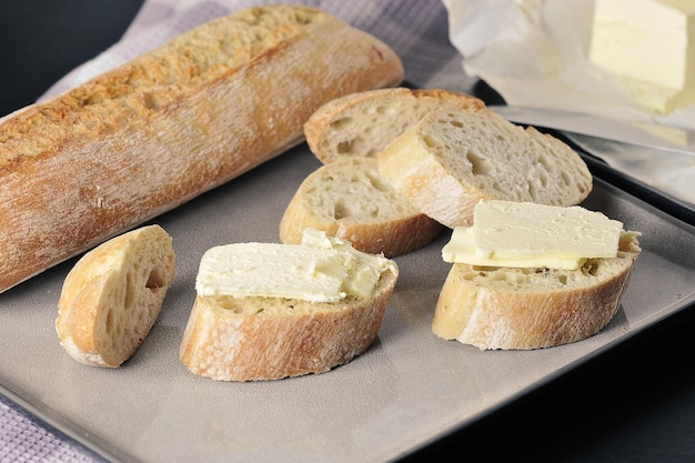 Butter, Messer und geschnittenes Baguette